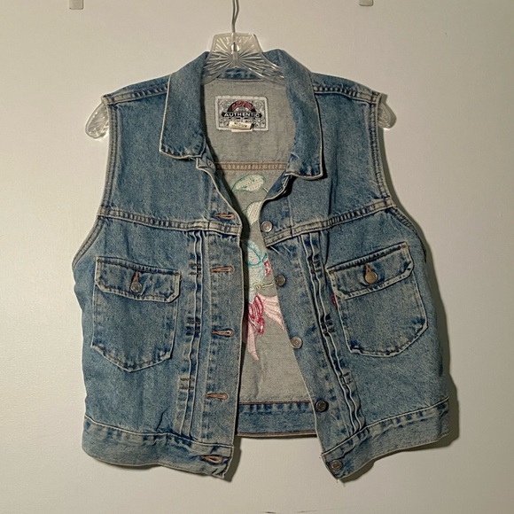 Levi's Blue Jean Jacket with Embroidered Design - Picture 2 of 6